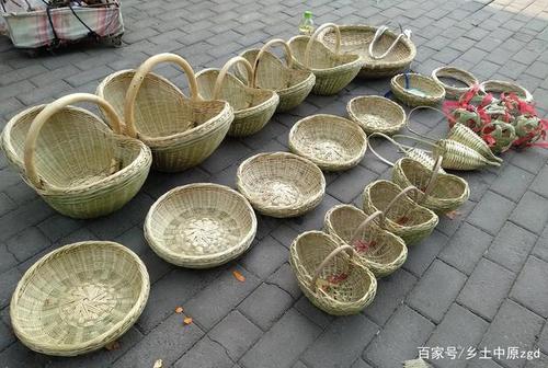 河南老人制作传统竹制品